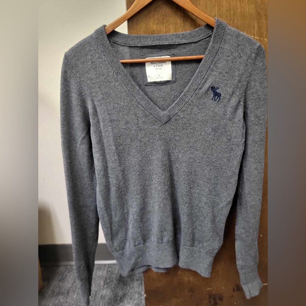Women’s Abercrombie And Fitch Grey Sweater Size Xs